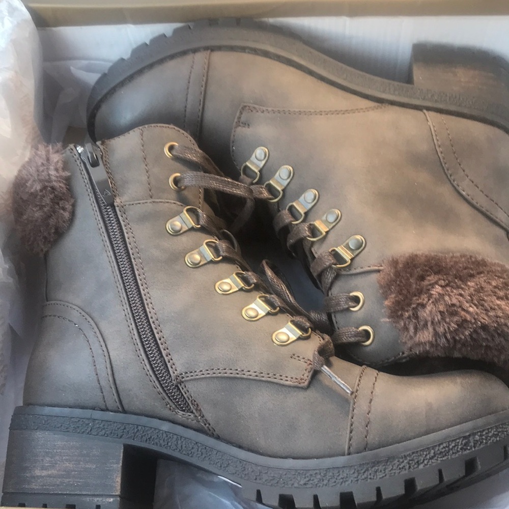 These are winter shoes and the brand name is GoodChoices.